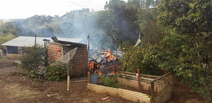 Fogo destrói casa no interior de Santiago do Sul