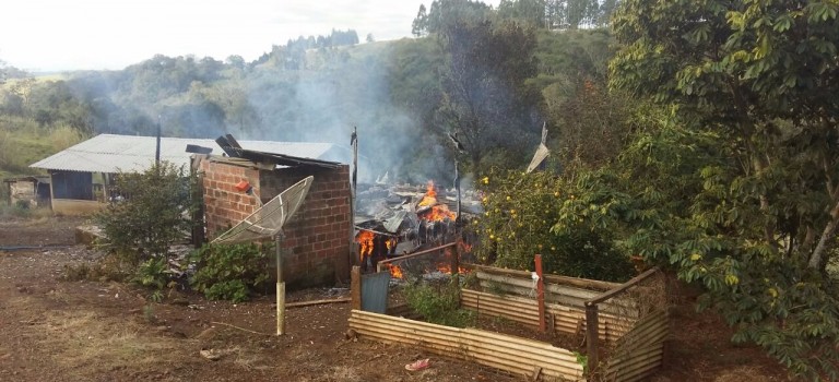 Fogo destrói casa no interior de Santiago do Sul