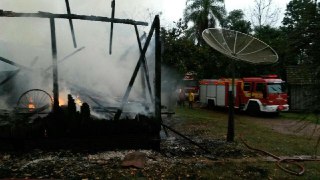 Raio atinge casa em Saudades e pega fogo