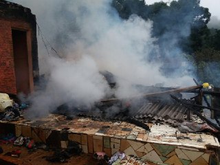 Incêndio destrói casa em Coronel Freitas