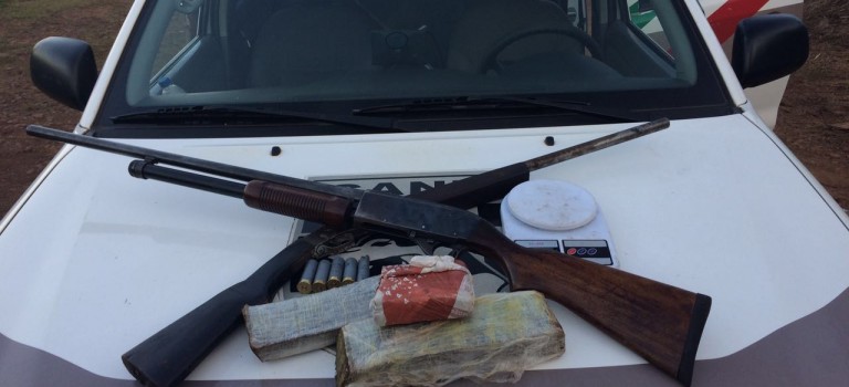 Polícia Militar aprende duas armas e 2 kg de maconha no interior de Chapecó