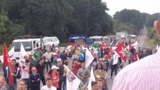 Manifestantes bloqueiam rodovias em protestos pela região Oeste SC