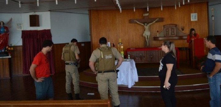 Polícia é acionada após desconhecido defecar na cripta de igreja