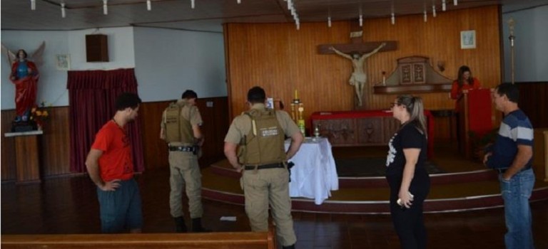 Polícia é acionada após desconhecido defecar na cripta de igreja