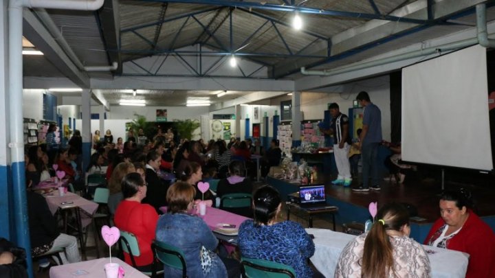 Instituições municipais de ensino homenageiam as mães