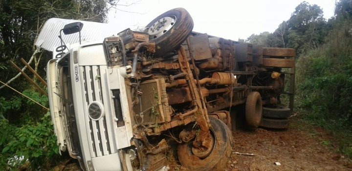 Caminhão de São Paulo tomba na 283 em Seara