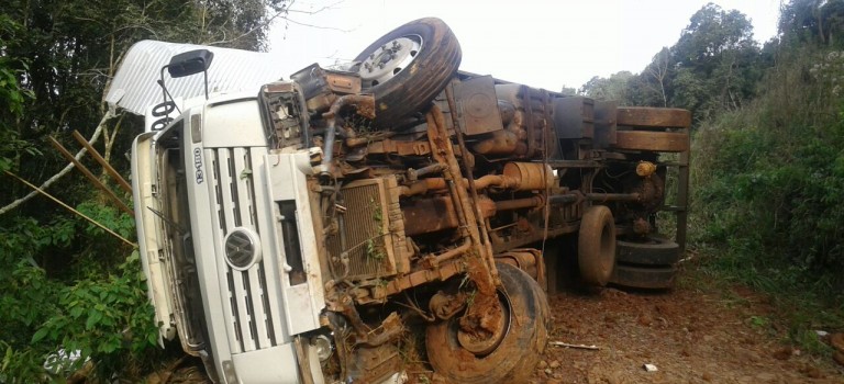 Caminhão de São Paulo tomba na 283 em Seara