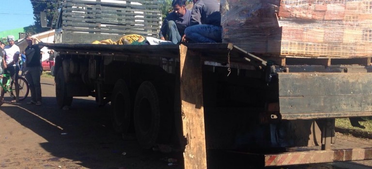 Máquina despenca de caminhão e mata homem no São Pedro