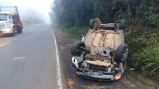 Motorista dorme e capota veículo na 283