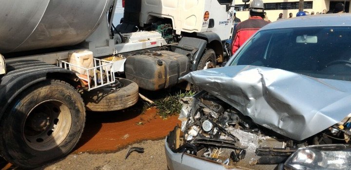 Caminhão desgovernado causa grave acidente no centro de Xaxim
