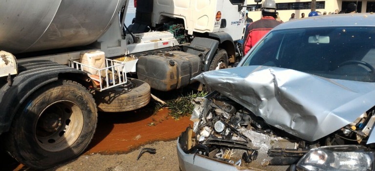 Caminhão desgovernado causa grave acidente no centro de Xaxim