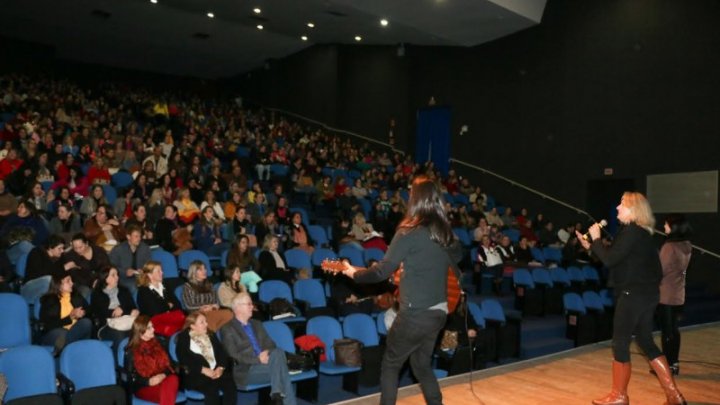 Mais de dois mil profissionais da educação pública municipal participam de formação