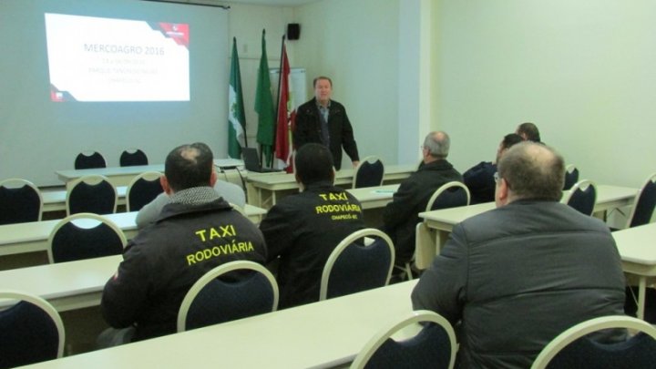 IFSC auxilia na capacitação de taxistas, recepcionistas de hotéis e garçons