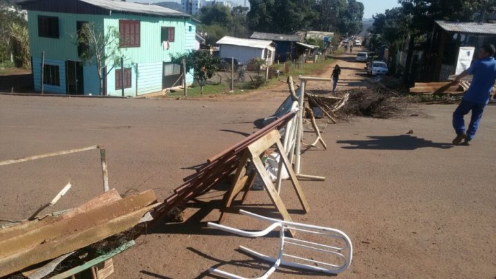 Celesc desliga a luz de trinta residências na vila Páscoa e moradores protestam
