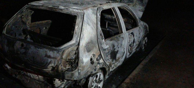 Após homicídio veículos e residência são queimados no São Pedro