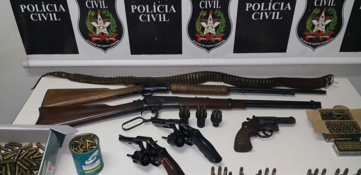 Policiais civis prende homem com armas e farta munição no Santo Antonio