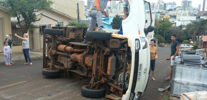 Caminhão tomba no bairro São Cristóvão