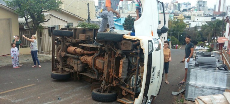 Caminhão tomba no bairro São Cristóvão