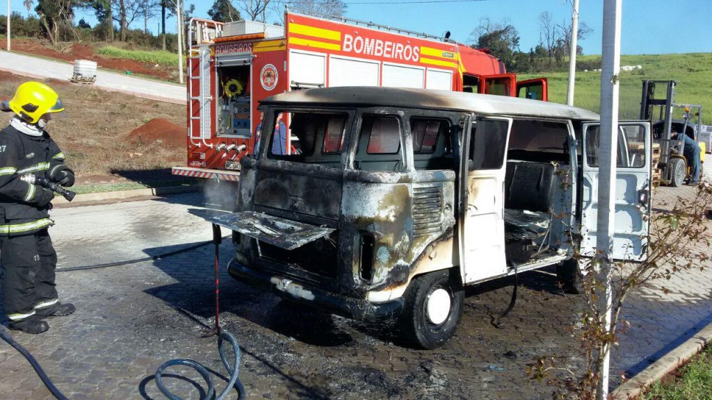 Kombi pega fogo no Faxinal dos Rosas