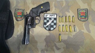 Polícia prende dois homens com arma, munição e colete balístico no Rodeio Bonito