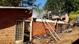 Bombeiros combatem incêndio em residência