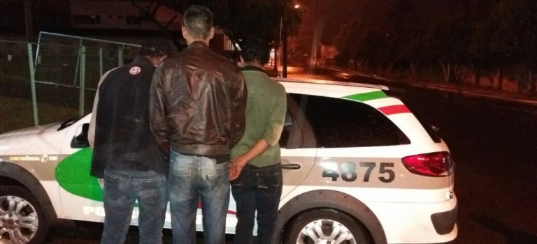 REFORÇADA prende três homens com baterias furtadas no Universitário