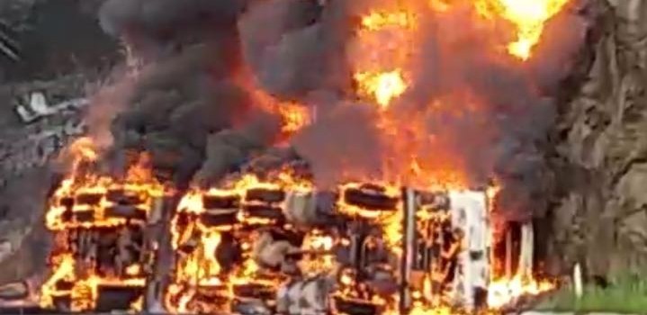 Caminhão de combustível que tombou e pegou fogo será responsabilizado por dano ao meio ambiente