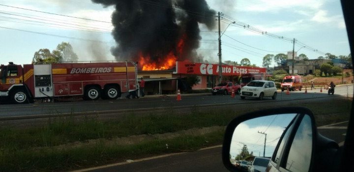Bombeiros combatem incêndio em loja de autopeças