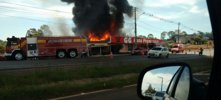 Bombeiros combatem incêndio em loja de autopeças