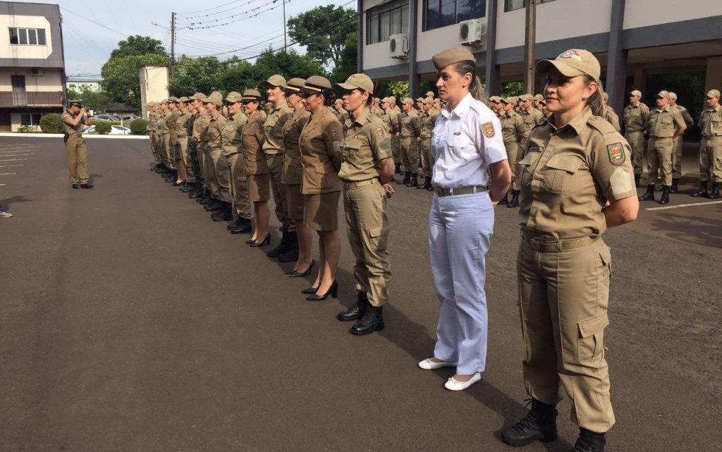 Integrantes da primeira turma de policiais militares femininas recebem promoção a sargento