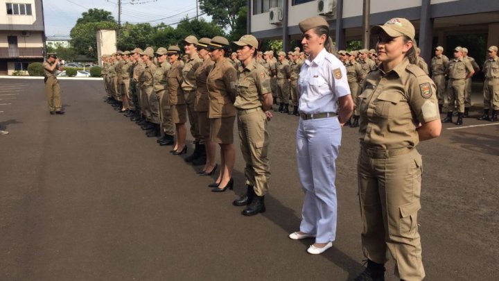 Integrantes da primeira turma de policiais militares femininas recebem promoção a sargento