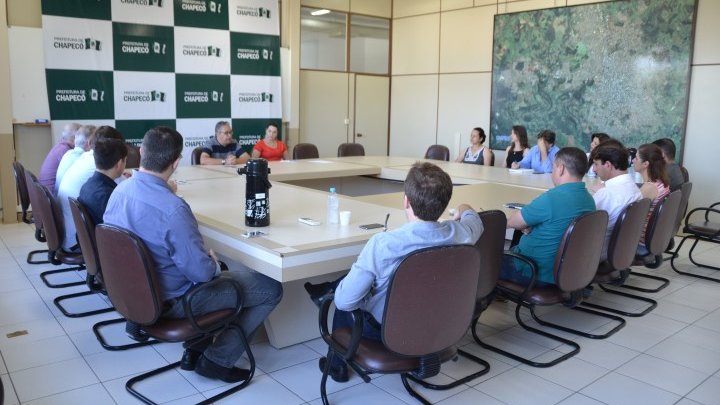 Dr. João reúne Secretariado