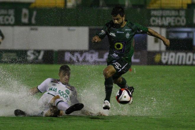 Chapecoense vence o Metropolitano e acaba com jejum