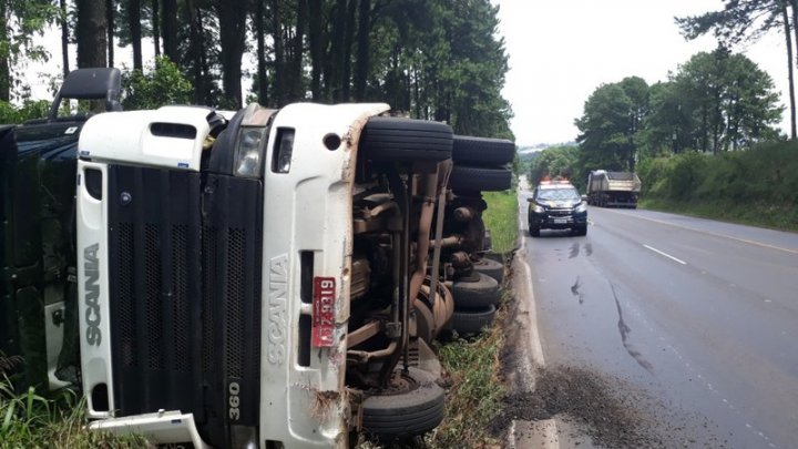 XANXERÊ – Defeito na pista provoca acidente com caminhão