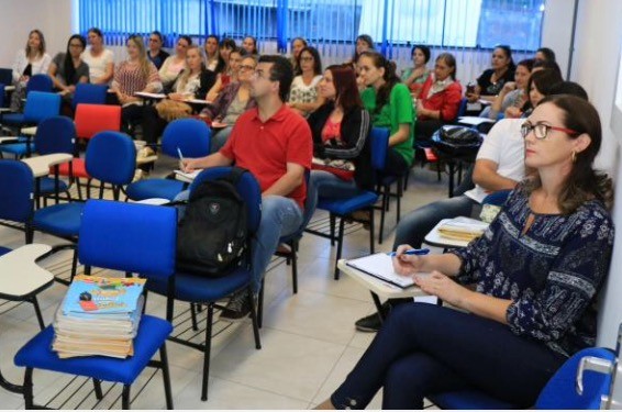 Cerca de 3 mil profissionais da educação recebem formação continuada em Chapecó