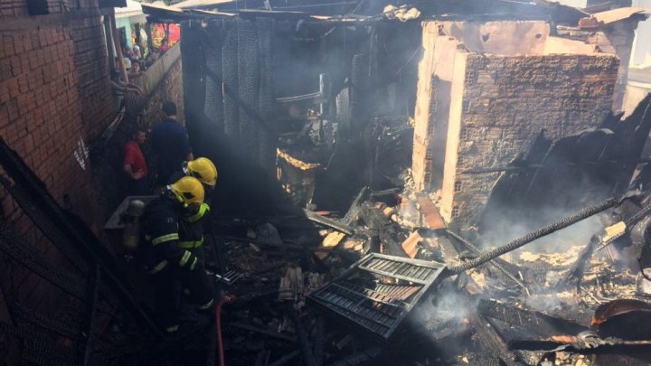 Residências pegam fogo no bairro São Cristóvão e atingem apartamento próximo