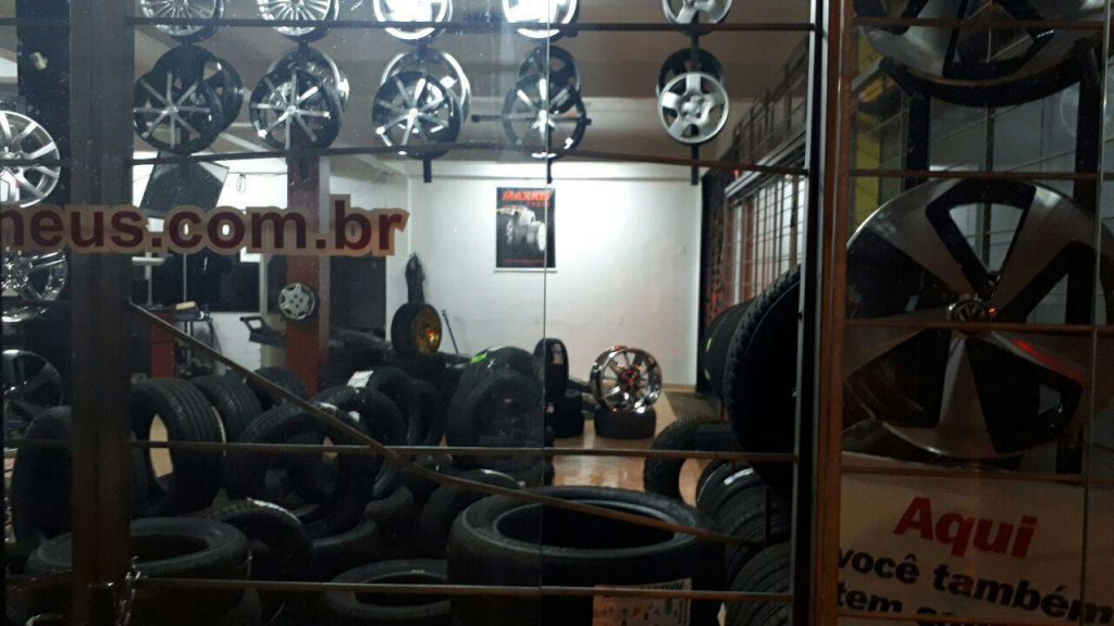 Polícia prende dupla por arrombamento e furto em loja de pneus em Chapecó