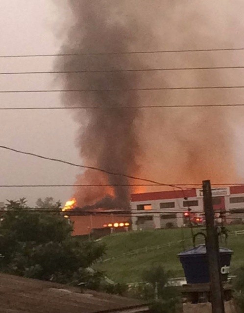 Incêndio consome fábrica de móveis em Sul Brasil