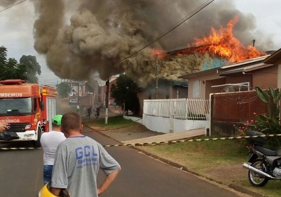 Incêndio em casa no bairro Colatto em Chapecó