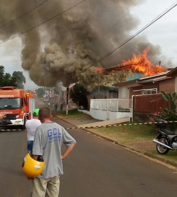 Incêndio em casa no bairro Colatto em Chapecó