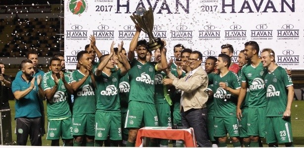 Chapecoense levanta taça que homenageia seu próprio ex-presidente