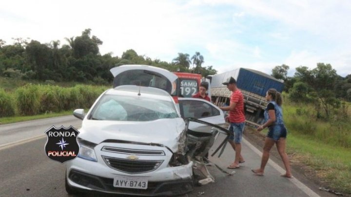 Duas pessoas ficam feridas em acidente envolvendo carreta de Chapecó no PR