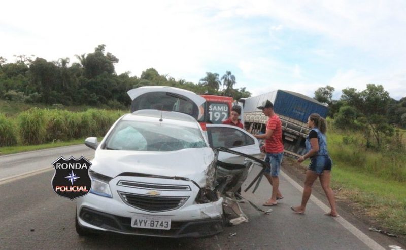 Duas pessoas ficam feridas em acidente envolvendo carreta de Chapecó no PR