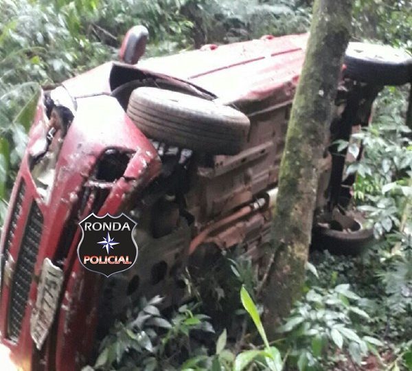 Saída de pista seguida de capotamento é registrada no início da manhã