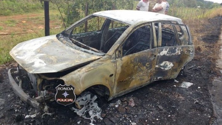 Jovem sofre queimaduras ao tentar combater incêndio em veículo