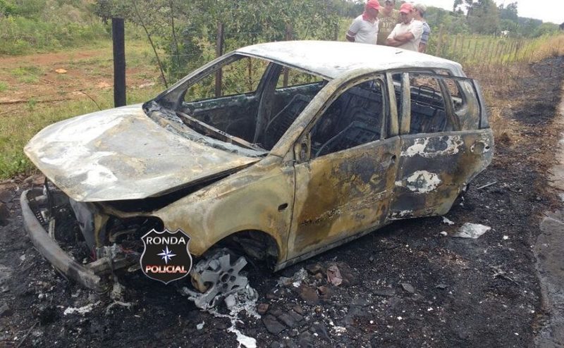 Jovem sofre queimaduras ao tentar combater incêndio em veículo Jovem sofre queimaduras ao tentar combater incêndio em veículo