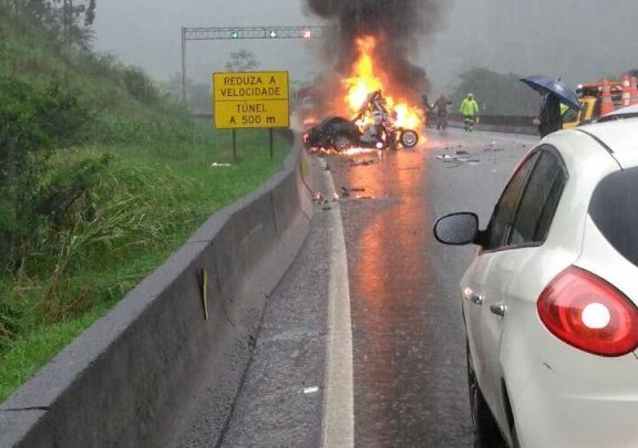 Carro pega fogo em acidente na BR-101 em Balneário Camboriú e deixa mortos