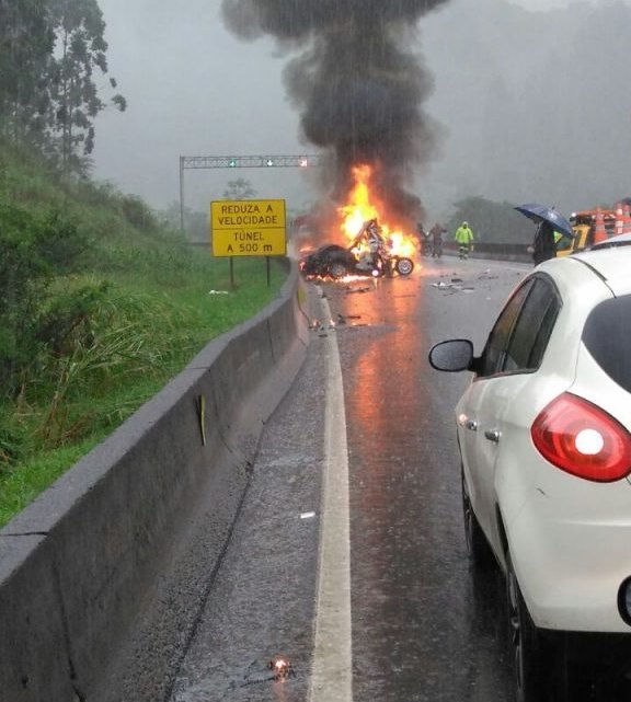 Carro pega fogo em acidente na BR-101 em Balneário Camboriú e deixa mortos