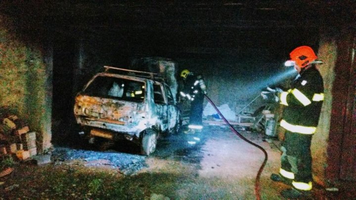 Chapecó-BOMBEIROS COMBATEM INCÊNDIO EM VEÍCULO ESTACIONADO EM GARAGEM