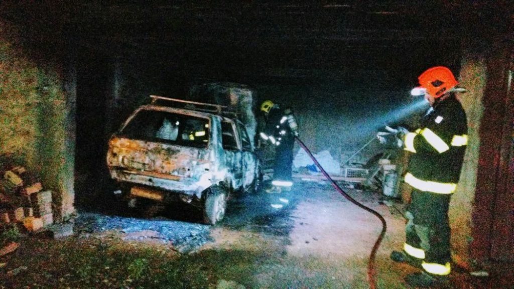 Chapecó-BOMBEIROS COMBATEM INCÊNDIO EM VEÍCULO ESTACIONADO EM GARAGEM